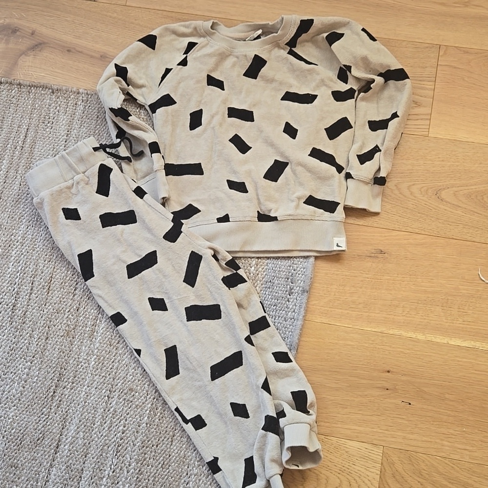 Turtledove London Cream and Black Kids Sweater and Pants Set, 6/7, VGUC, Unisex